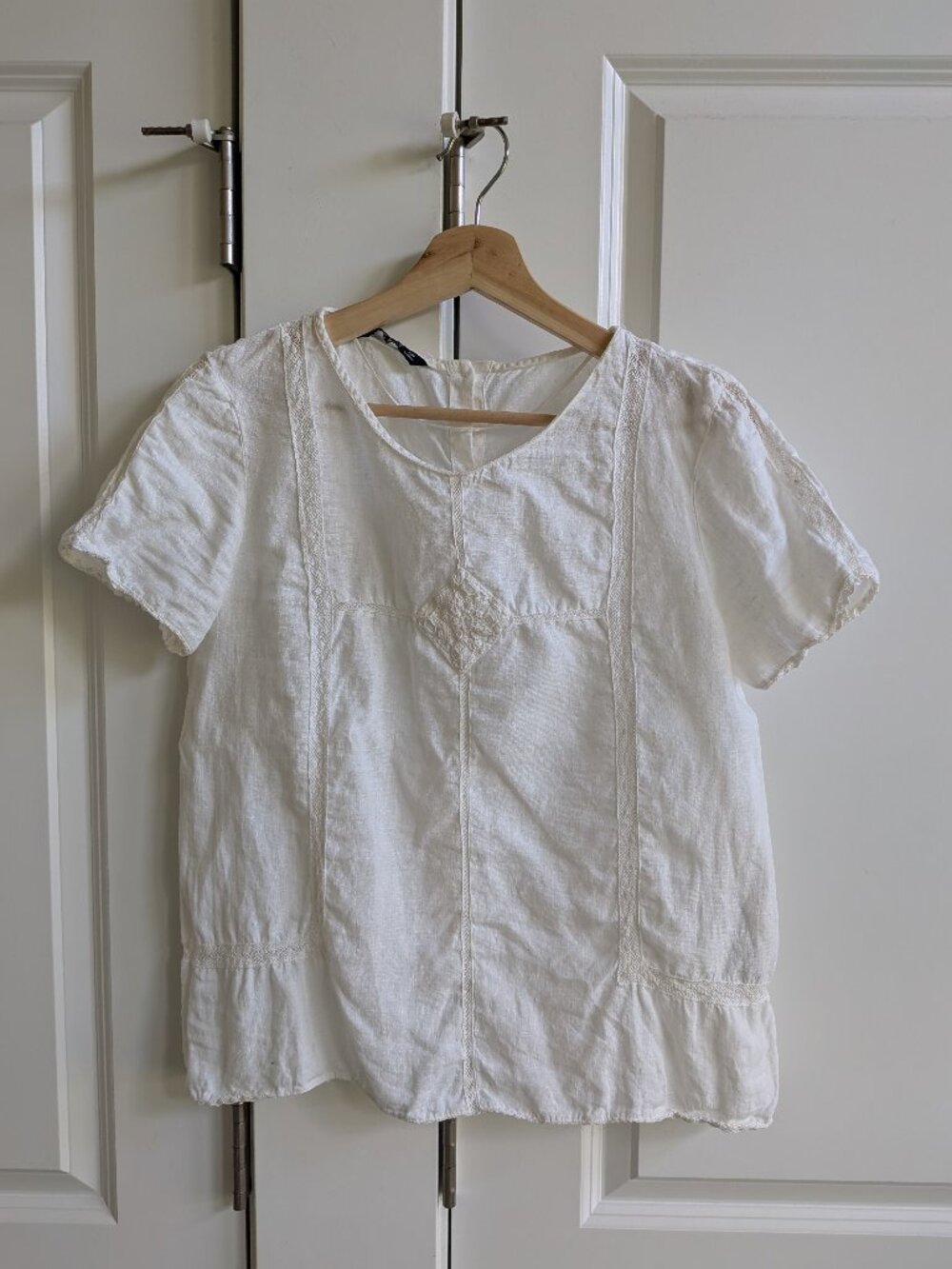Zara Linen Blouse M White Embroidered Short Sleeve Crew Neck Button Back Top